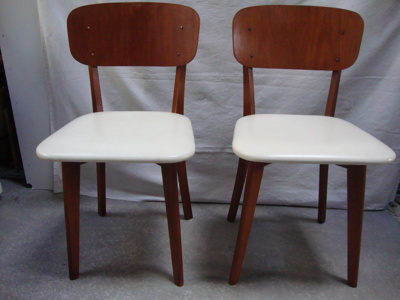 Stel authentieke retro stoelen uit de 60-er jaren