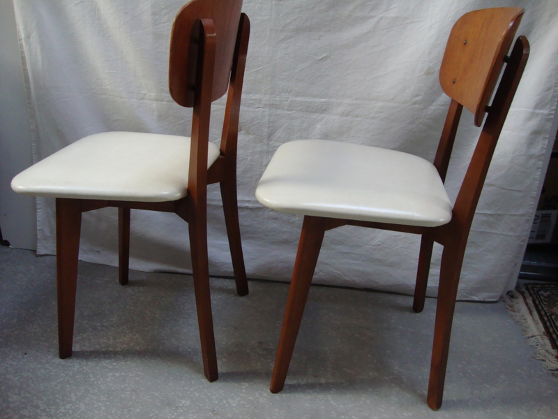Stel authentieke retro stoelen uit de 60-er jaren